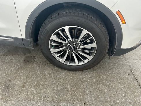 Used 2023 Lincoln Nautilus FWD w/ Premium Package image 4