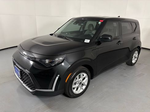 Used 2023 Kia Soul LX w/ Option Group 015 FWD image 4