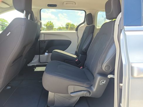 Used 2023 Chrysler Voyager LX FWD image 8