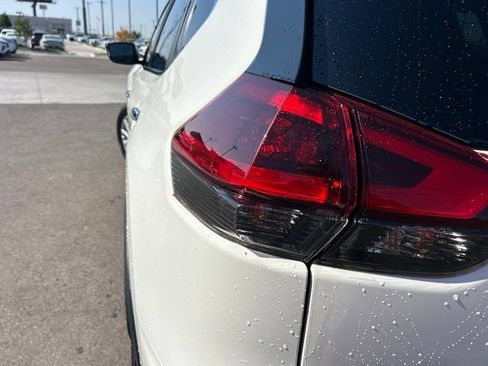 Used 2020 Nissan Rogue SV FWD image 13