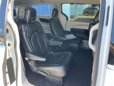 Used 2024 Chrysler Pacifica Touring-L image 24