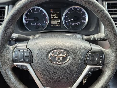 Used 2019 Toyota Highlander LE FWD image 23