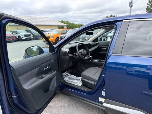 Used 2025 Nissan Kicks SV AWD/4WD image 18