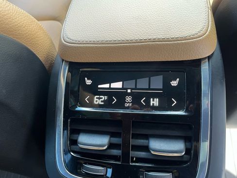 Used 2017 Volvo XC90 T6 Momentum w/ Vision Package image 22