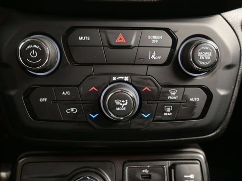 Used 2022 Jeep Renegade Latitude AWD/4WD image 21