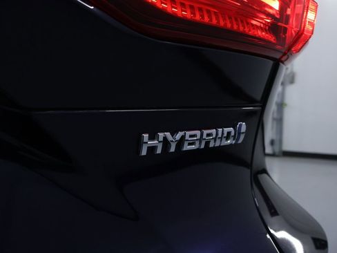 Used 2022 Toyota Venza LE image 11