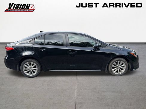 Used 2023 Toyota Corolla LE w/ LE Premium Package FWD image 4