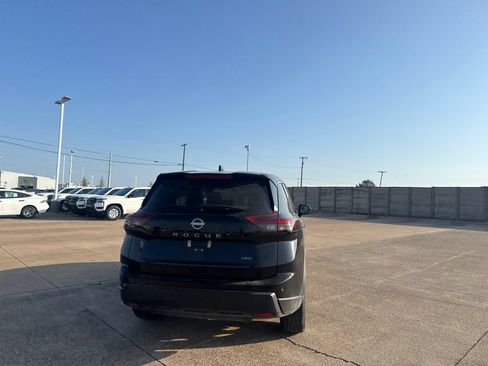 Certified 2025 Nissan Rogue SV AWD/4WD image 17
