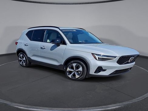 Certified 2026 Volvo XC40 B5 Plus AWD/4WD image 5