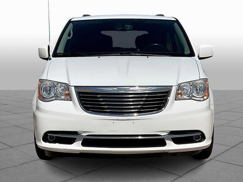 Used 2014 Chrysler Town & Country Touring image 3