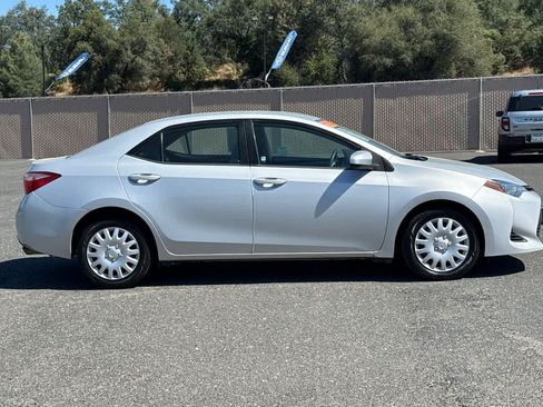 Used 2018 Toyota Corolla LE FWD image 2