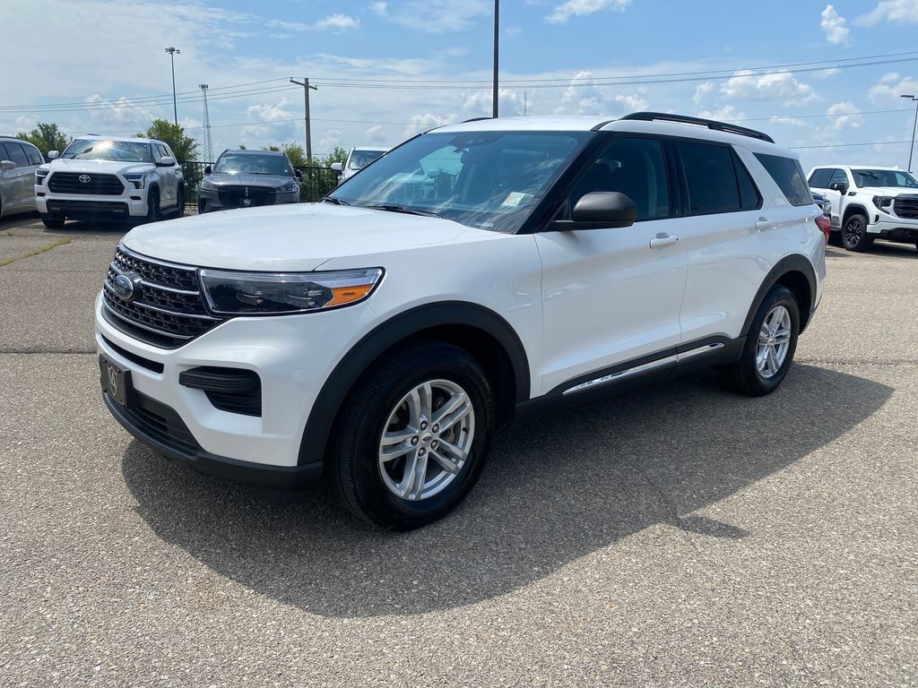 Used 2023 Ford Explorer XLT AWD/4WD image 3