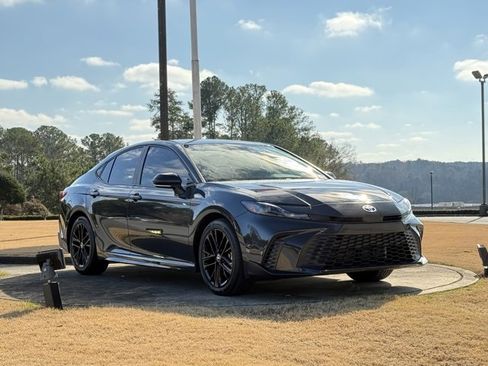 Used 2025 Toyota Camry SE image 1