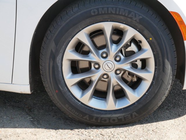 Used 2026 Chrysler Pacifica Limited FWD image 9