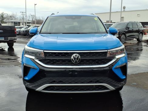 Used 2023 Volkswagen Taos SE w/ Panoramic Sunroof Package AWD/4WD image 8