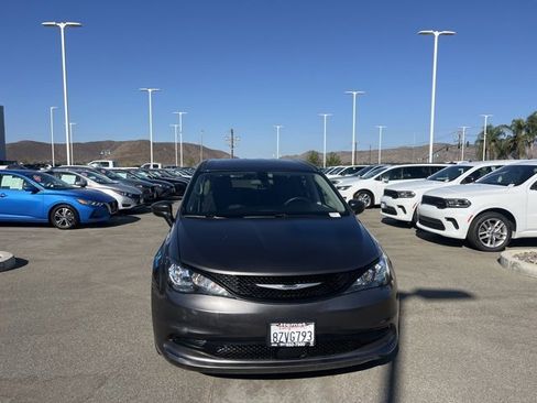 Used 2022 Chrysler Voyager LX image 3