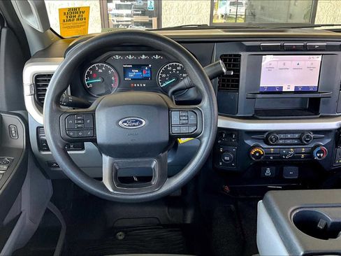Used 2024 Ford F250 XL w/ XL Chrome Package image 5