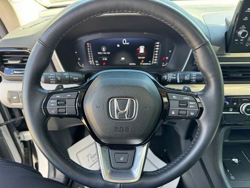 Used 2025 Honda Pilot Elite image 18