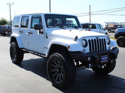 Used 2017 Jeep Wrangler Unlimited Sahara AWD/4WD image 8