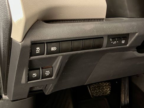 Used 2021 Toyota Sienna XLE image 31