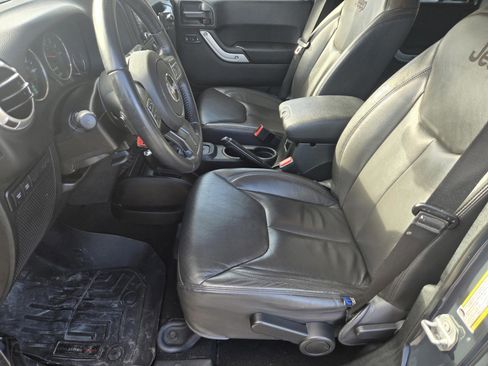 Used 2018 Jeep Wrangler Unlimited Rubicon w/ Connectivity Group image 13