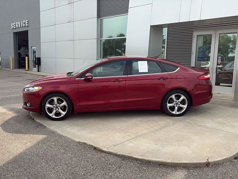 Used 2015 Ford Fusion SE FWD image 2