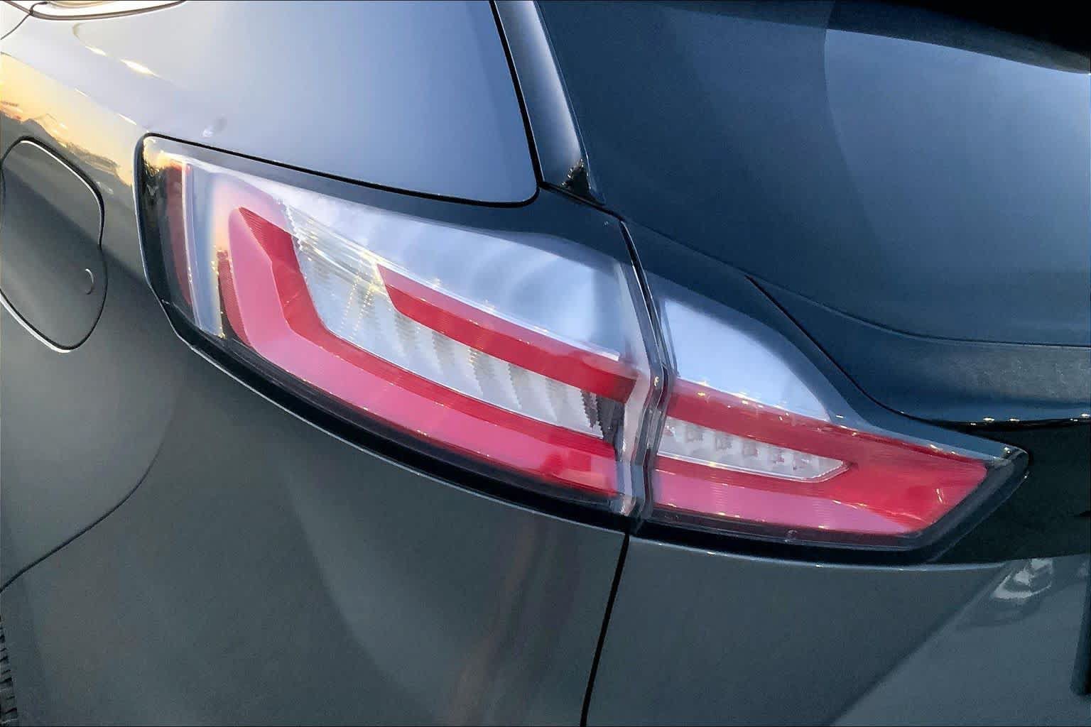 Used 2022 Ford Edge Titanium AWD/4WD image 25
