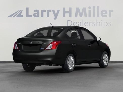 Used 2014 Nissan Versa S Plus image 2