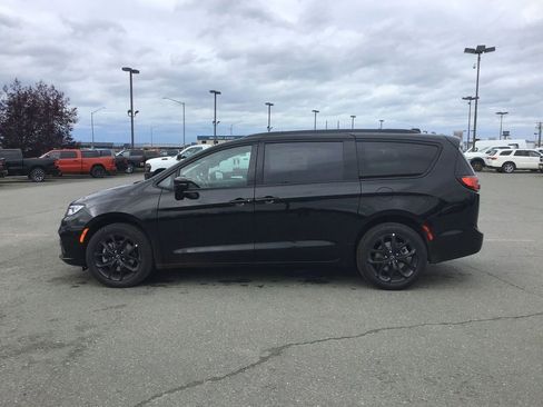 New 2026 Chrysler Pacifica Limited w/ S Appearance Package image 1
