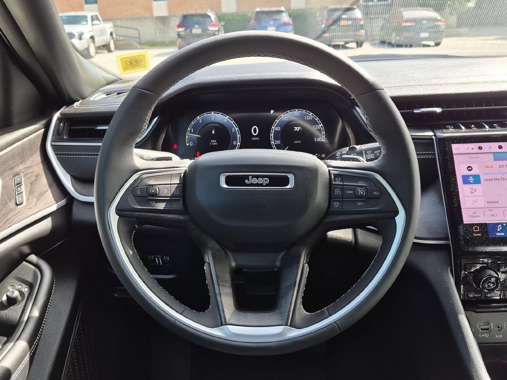 Used 2025 Jeep Grand Cherokee L Limited w/ Black Appearance Package AWD/4WD image 15