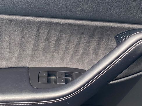 Used 2022 Tesla Model Y Long Range image 18