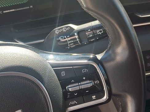 Used 2025 Kia Carnival EX FWD image 22