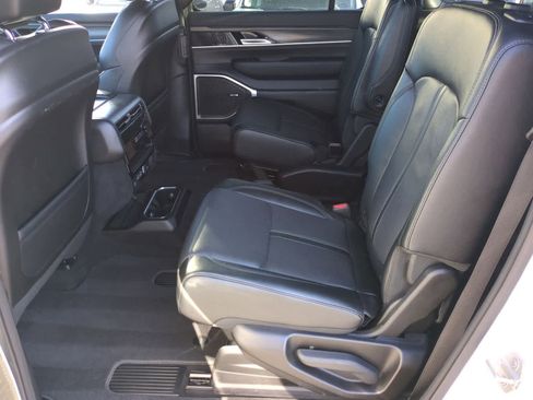 Used 2024 Jeep Wagoneer L Series II image 18