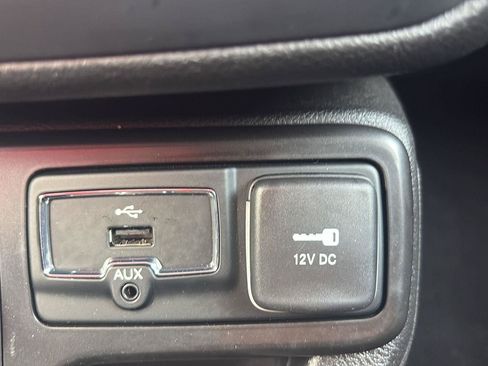 Used 2022 Jeep Renegade Latitude AWD/4WD image 22