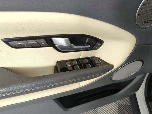 Used 2017 Land Rover Range Rover Evoque SE Premium image 19