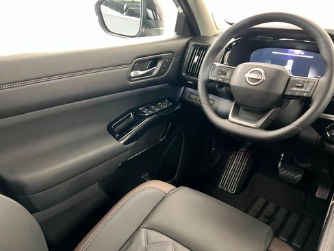 New 2026 Nissan Pathfinder Platinum image 11