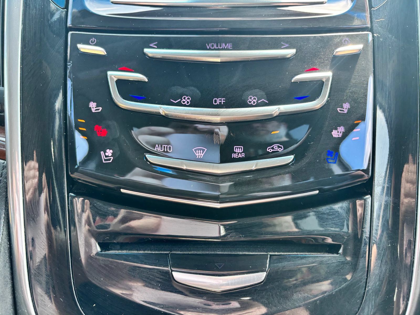 Used 2018 Cadillac Escalade ESV Premium Luxury AWD/4WD image 25