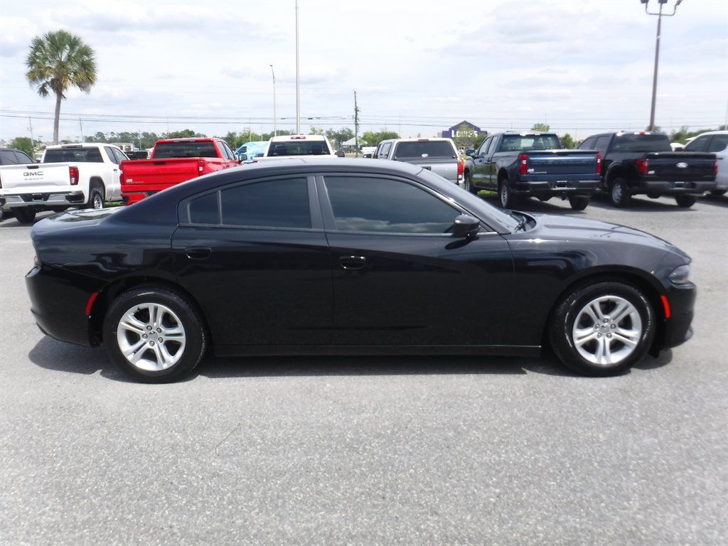 Used 2017 Dodge Charger SE RWD image 3
