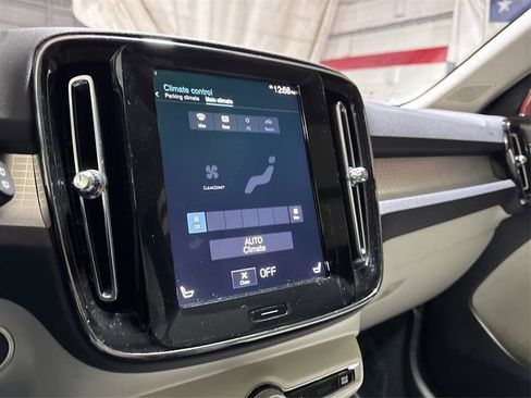 Used 2021 Volvo XC40 T5 Momentum image 33