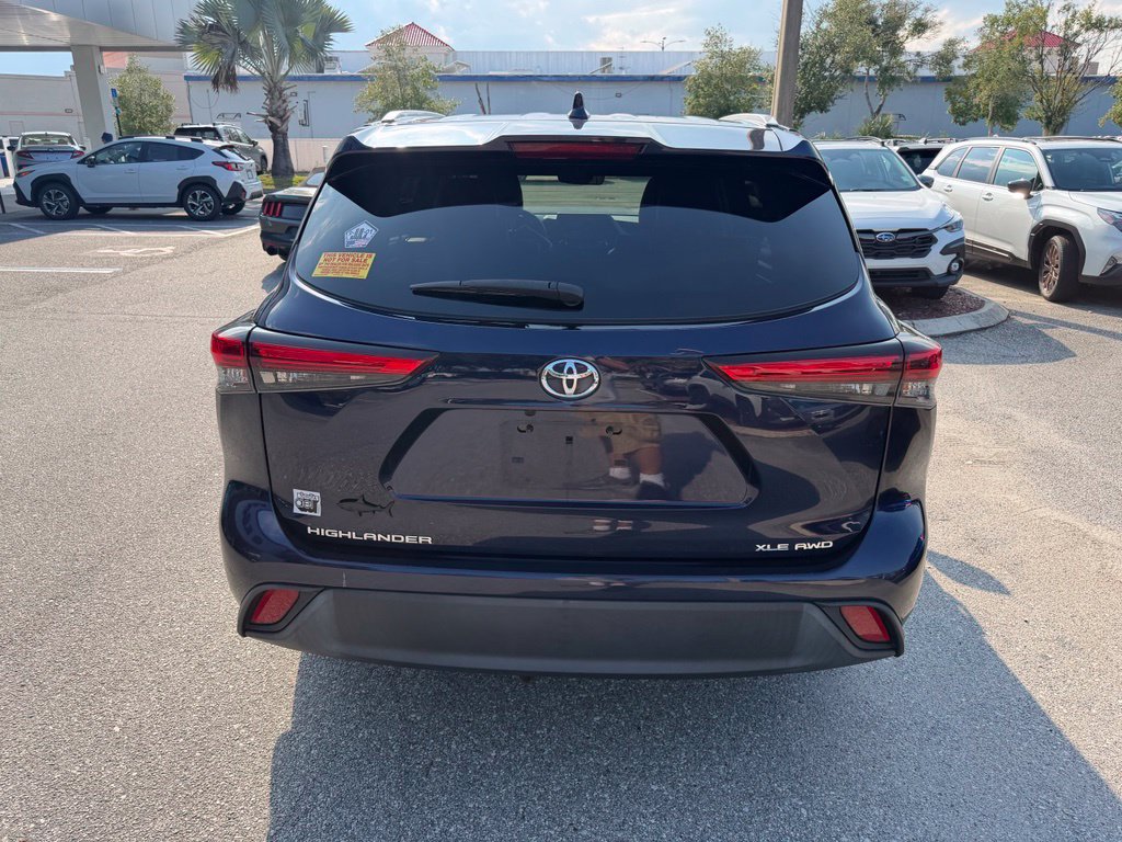 Used 2022 Toyota Highlander XLE AWD/4WD image 6