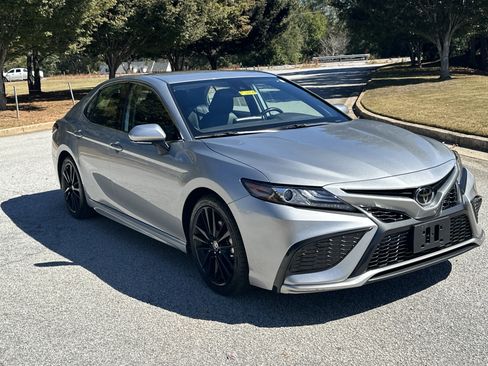 Used 2023 Toyota Camry XSE image 3