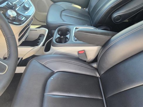 Used 2024 Chrysler Pacifica Touring-L FWD image 19