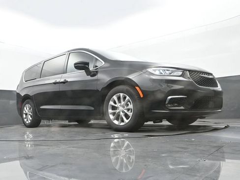 Used 2026 Chrysler Pacifica Limited FWD image 9