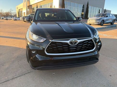 Used 2022 Toyota Highlander LE image 2