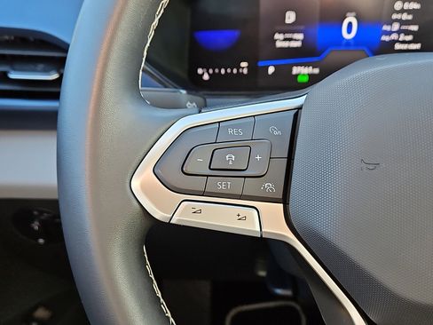 Certified 2023 Volkswagen Taos SE w/ Panoramic Sunroof Package image 17