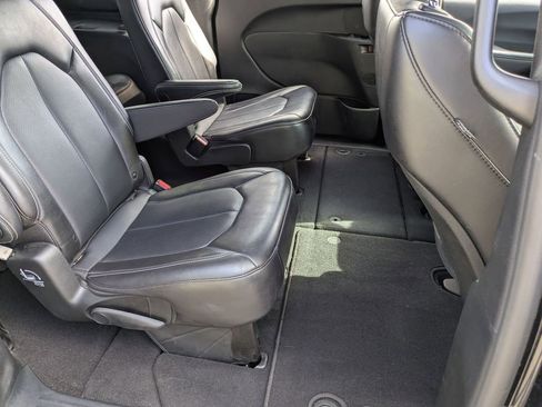 Used 2025 Chrysler Pacifica Select image 31