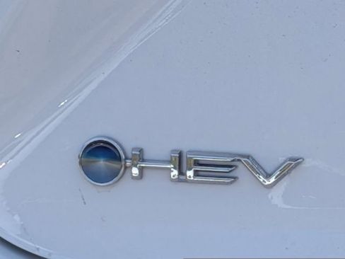 Used 2025 Toyota Camry SE image 11