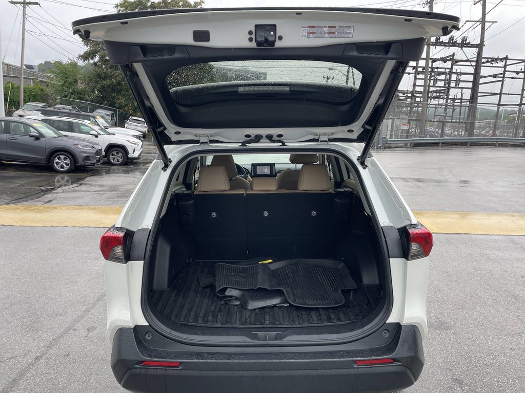 Certified 2022 Toyota RAV4 XLE Premium AWD/4WD image 13