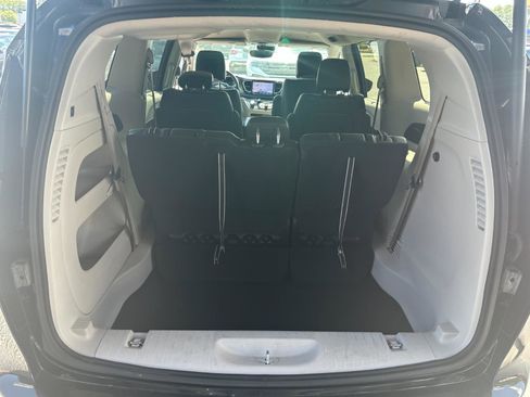 Used 2022 Chrysler Pacifica Touring-L image 25