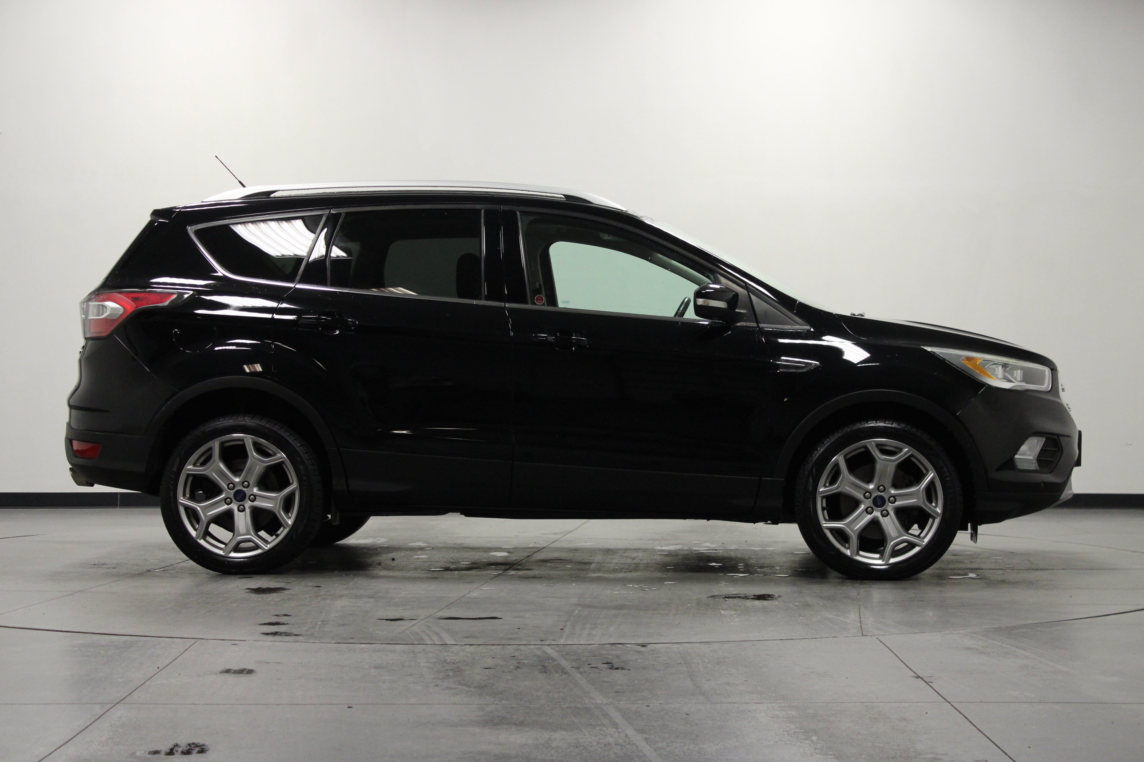 Used 2017 Ford Escape Titanium w/ Canadian Touring Package AWD/4WD image 3